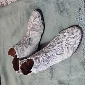 Franco Sarto 10W booties